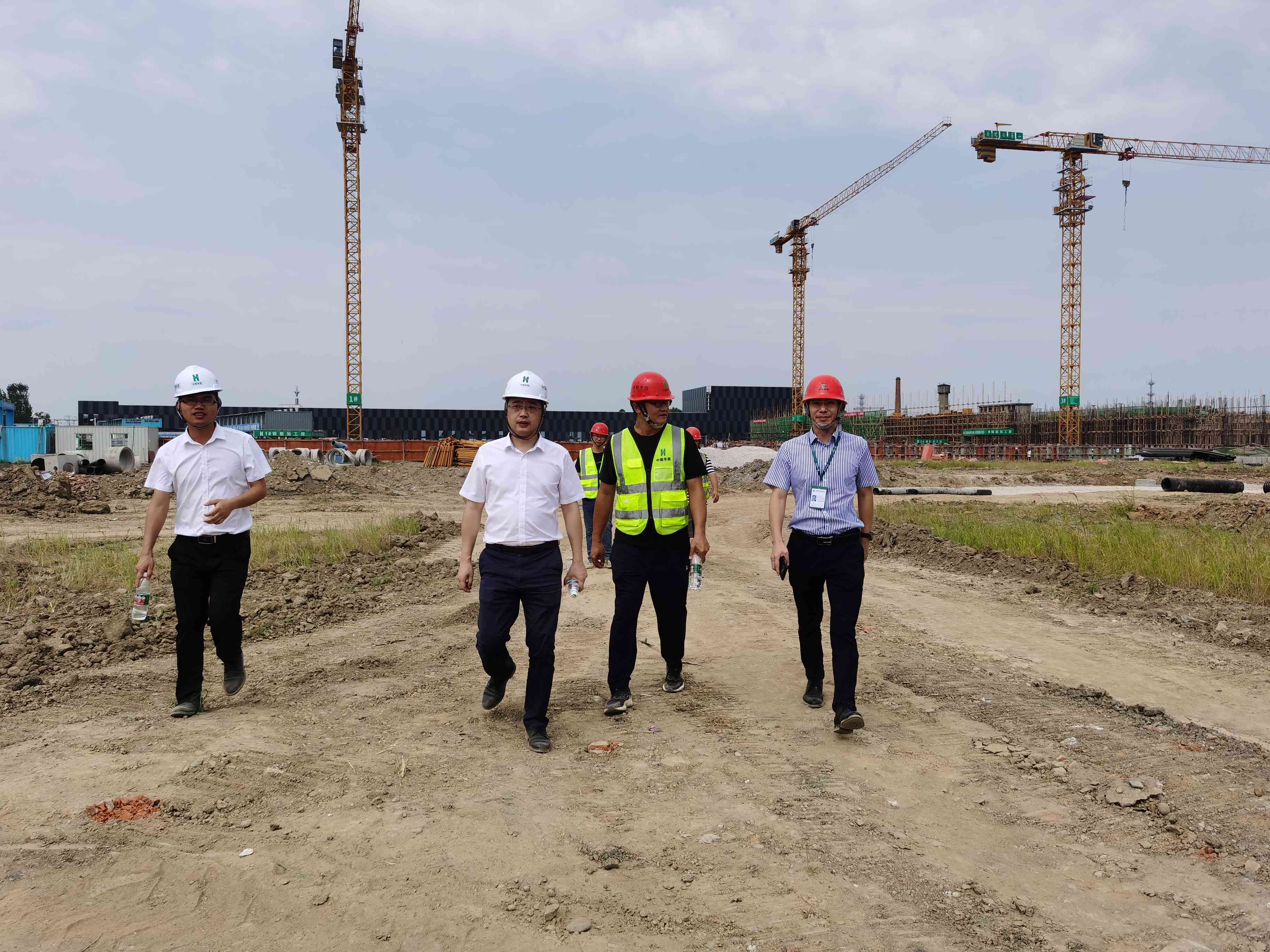 罗骥到广汉华侨凤凰40万吨高强包装用纸技术扩建改造项目调研指导工作(1) 罗骥到广汉华侨凤凰40万吨高强包装用纸技术扩建改造项目调研指导工作(1)